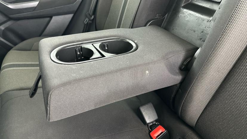 Rear Armrest/ Cup Holder