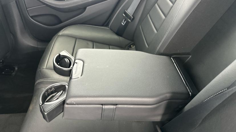 Rear Armrest/ Cup Holder