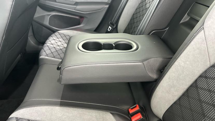 Rear Armrest/ Cup Holder