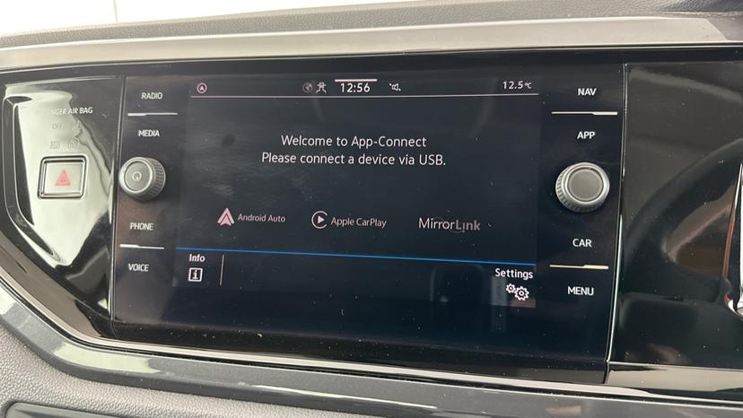 Apple CarPlay / Android Auto 