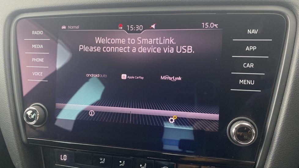 Apple CarPlay / Android Auto 