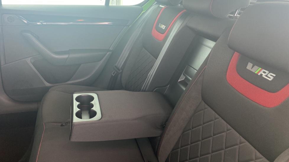 Rear armrest / cup holder 