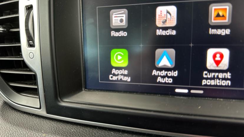 Apple CarPlay / Android Auto 