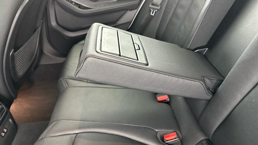 Rear armrest/ cup holder