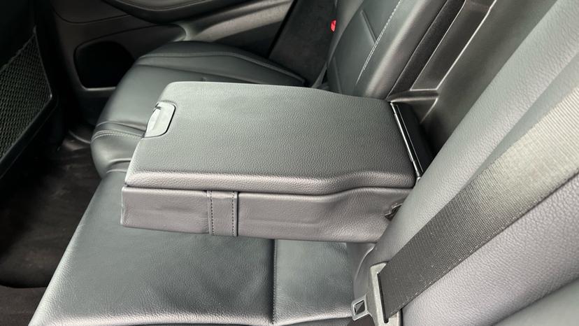 Rear Armrest/ Cup Holder