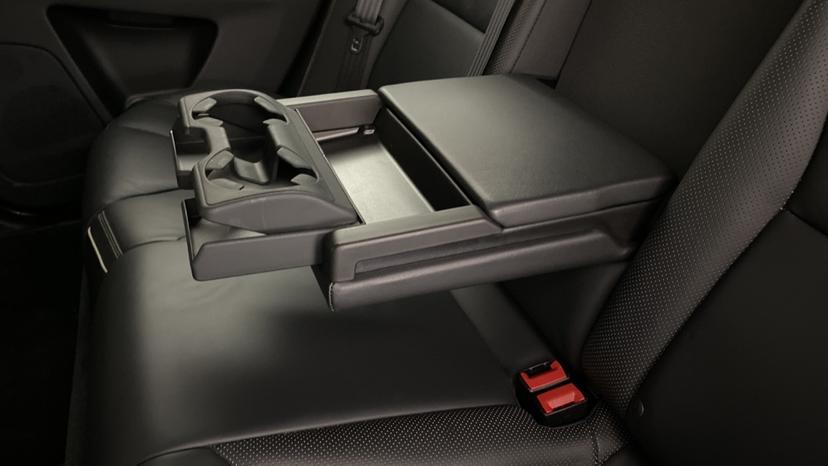 Rear armrest/Cupholders 