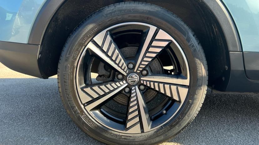 17” alloy wheels 