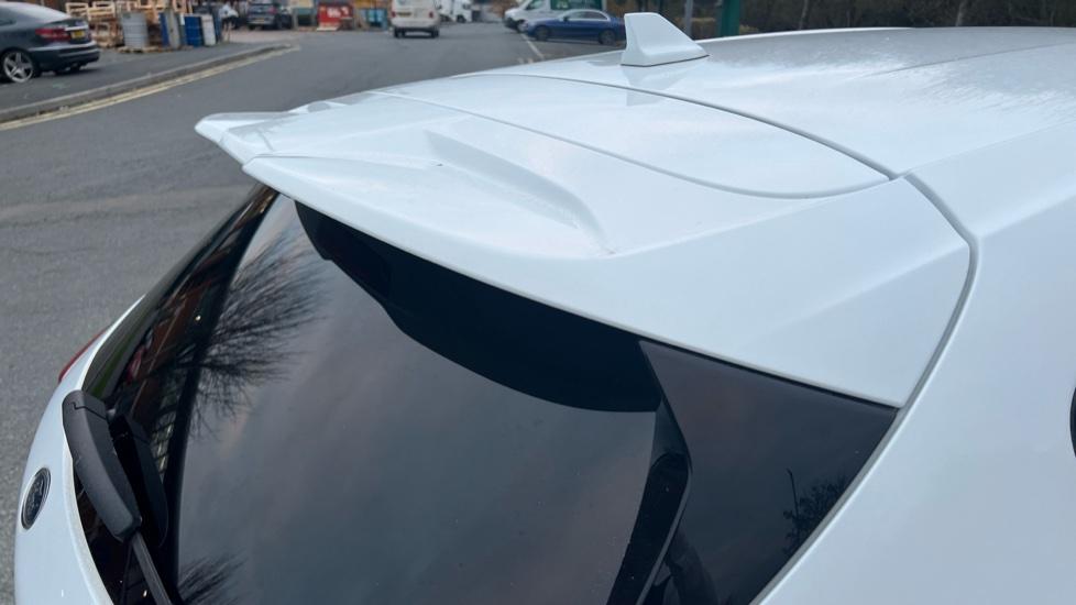 Rear roof spoiler 