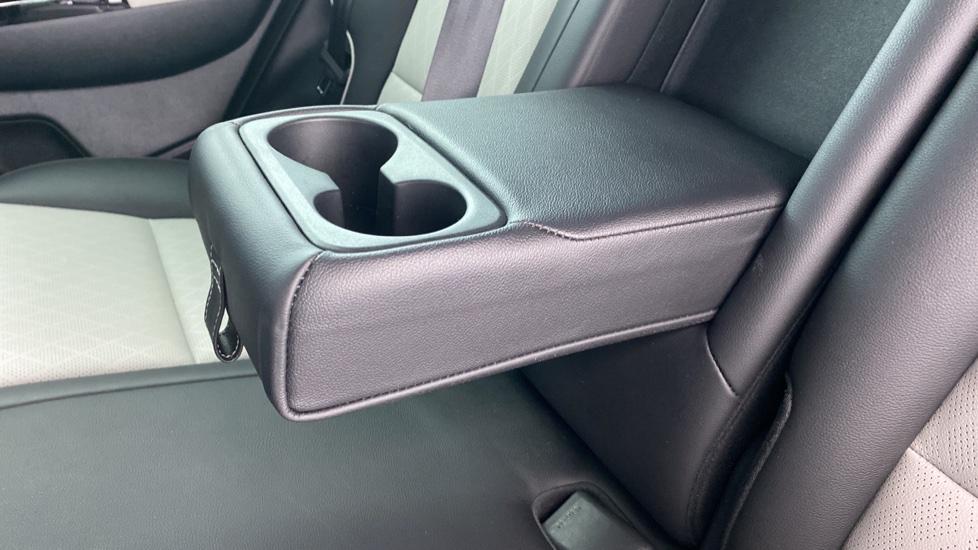 Rear armrest/Cupholders 