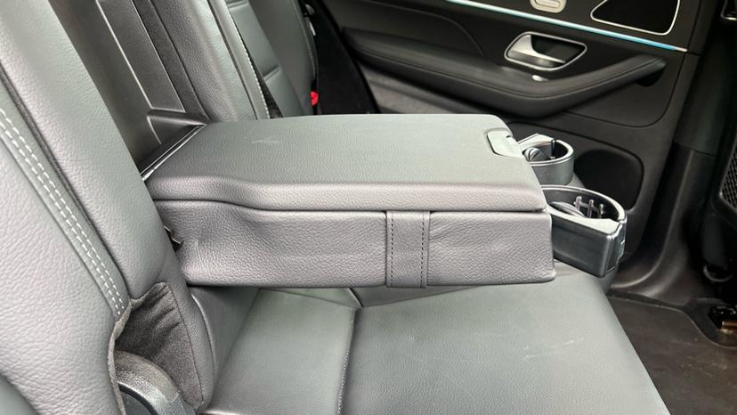 Rear Armrest/ Cup Holder