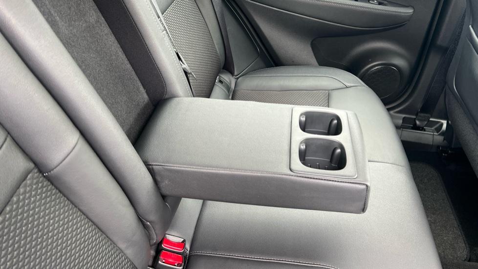 Rear Armrest/ Cup Holder