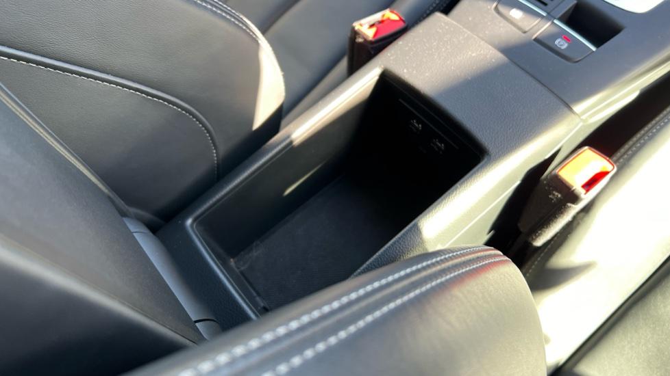 Storage compartment & USB Connection 