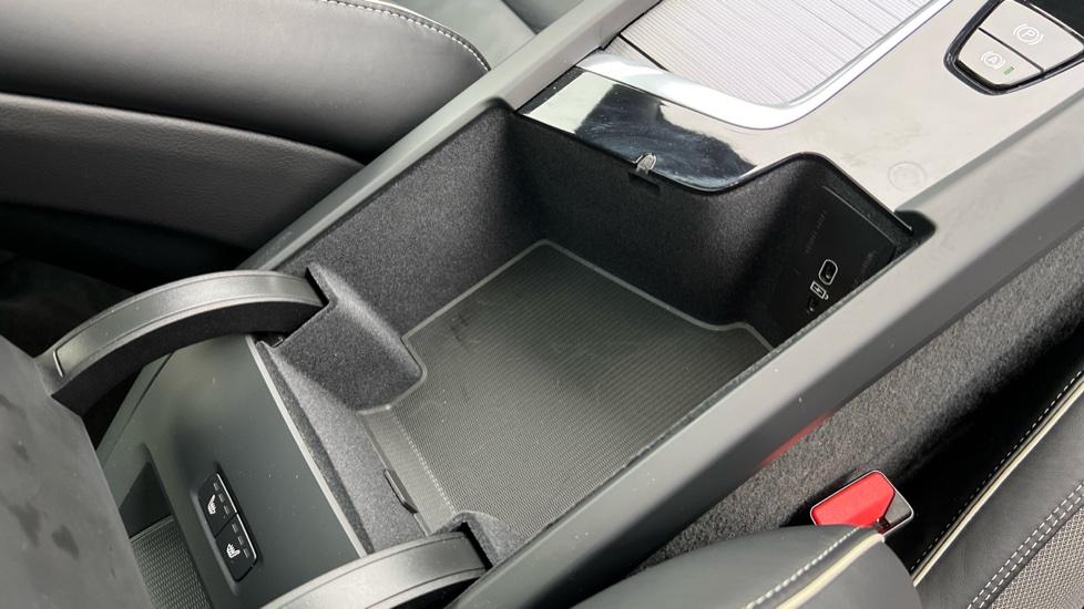 Storage compartment & USB Connection 