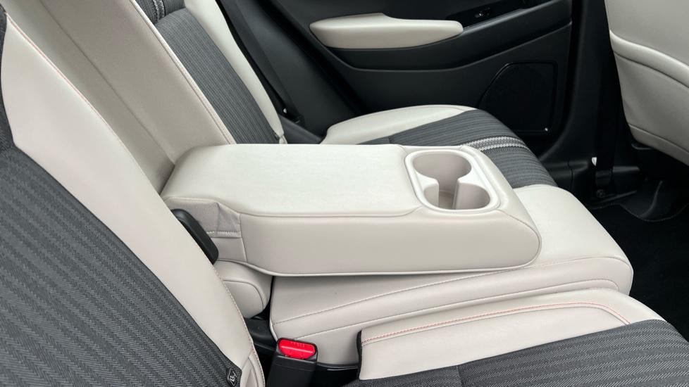 Rear Armrest/ Cup Holder