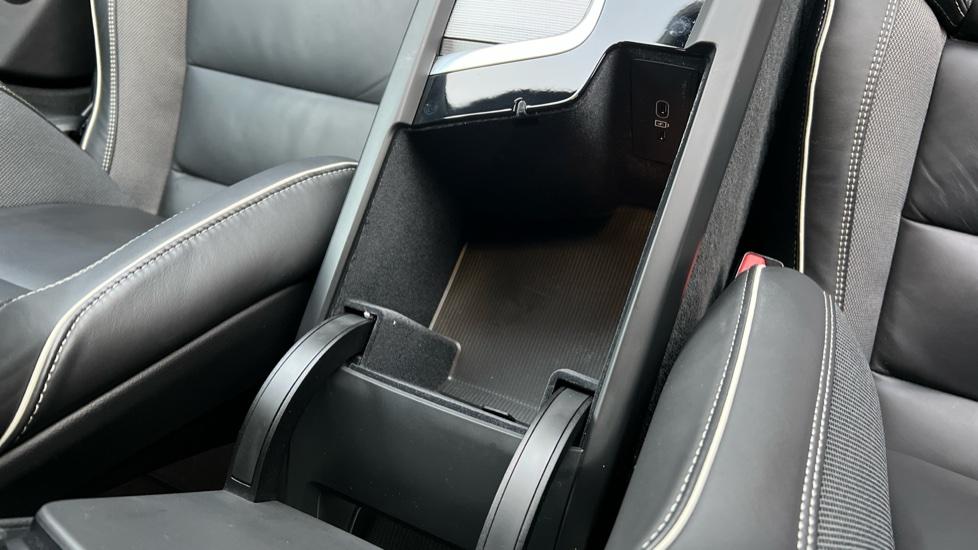 Storage compartment & USB Connection 