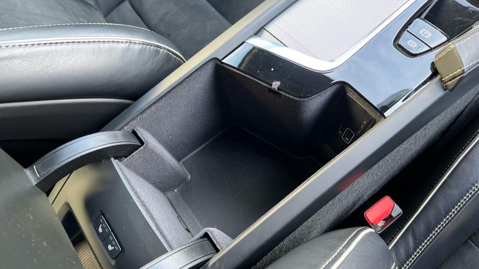 Storage compartment & USB Connection 