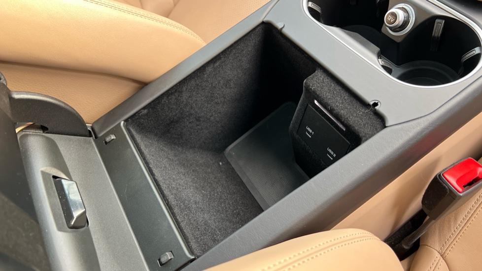 Storage compartment & USB Connection 