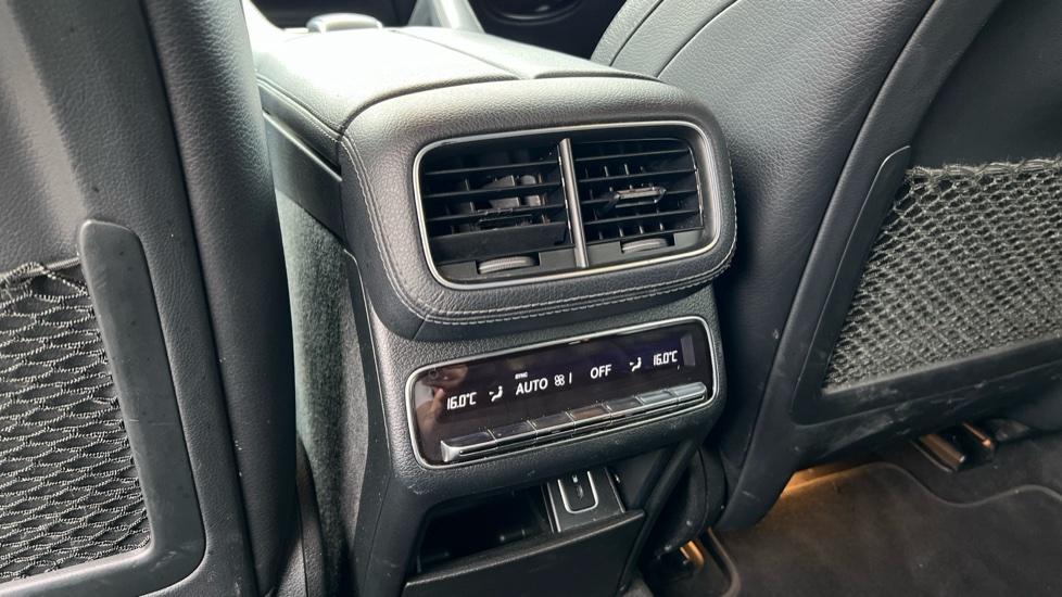 Rear dual zone climate control 