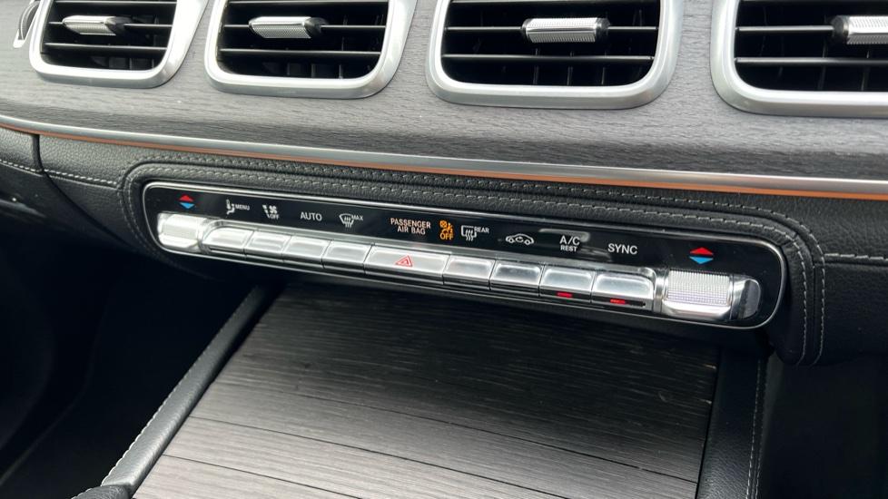 Front dual zone climate control 