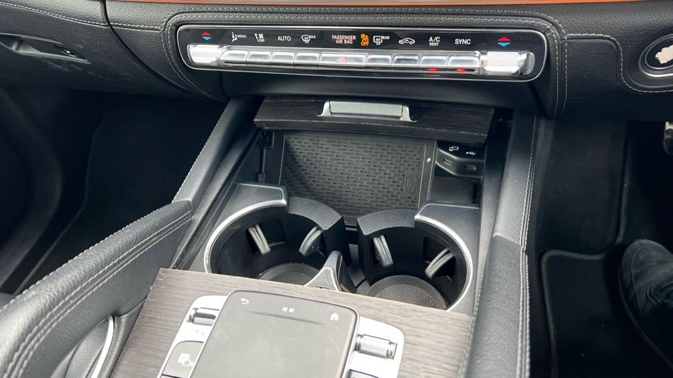 Cup holders & USB Connection 