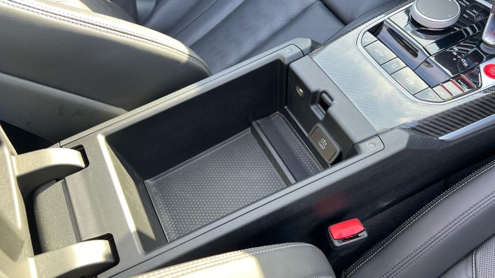 Storage compartment & USB Connection 