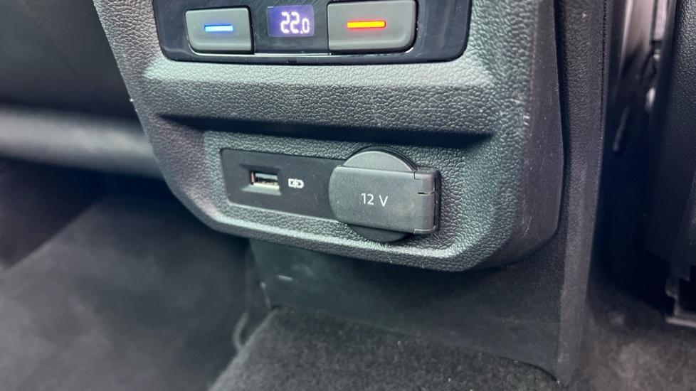 12v power outlet & USB Connection 