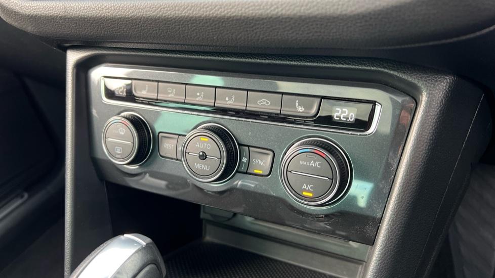 Front dual zone climate control 