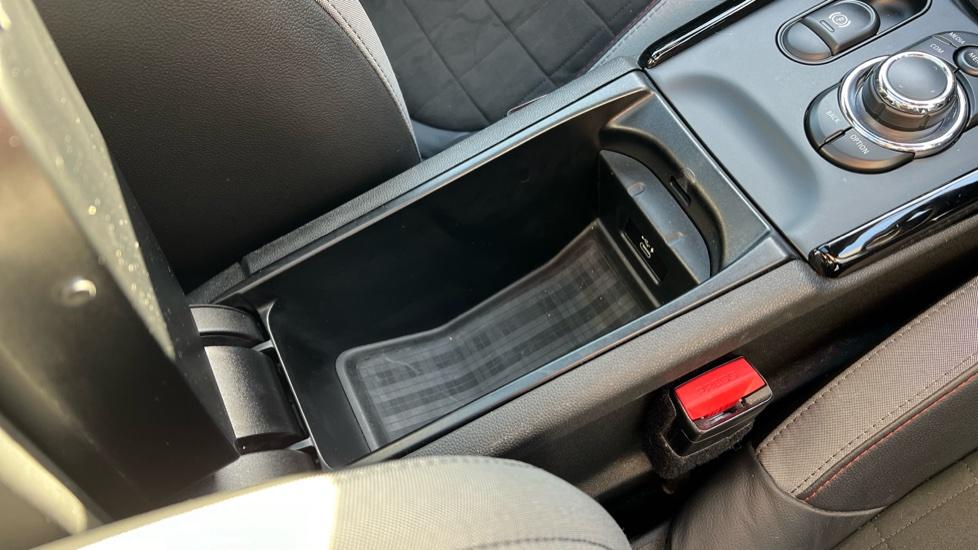 Storage compartment & USB Connection 