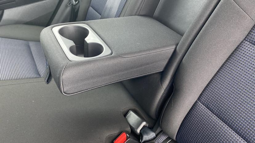 Rear armrest/Cupholders 