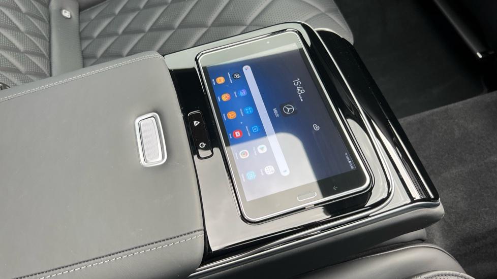 Removable tablet for rear infotainment 