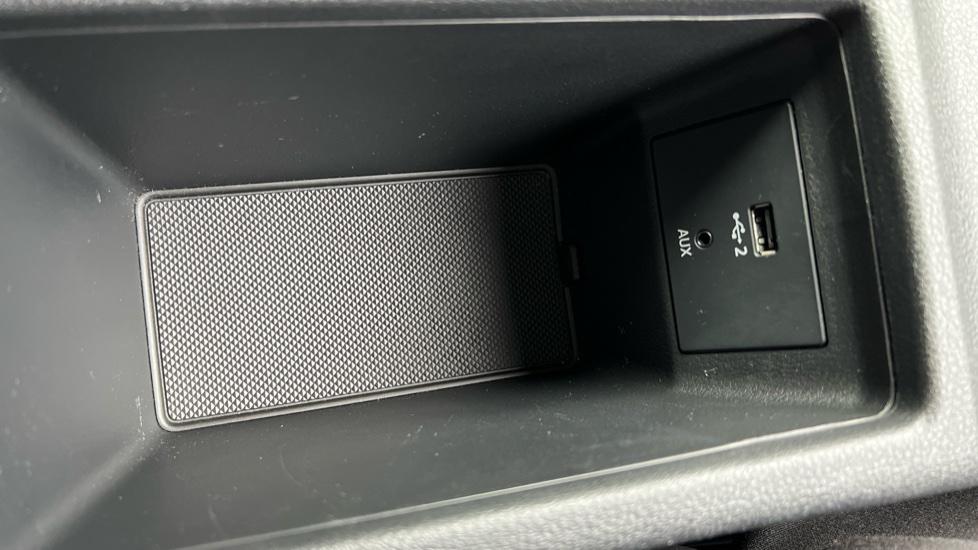 Additional USB connection & AUX port