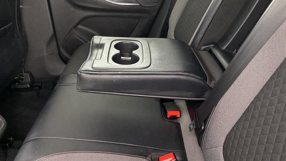 Rear armrest/Cupholders 