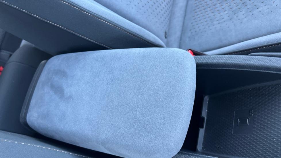 Rear Armrest/ Cup Holder