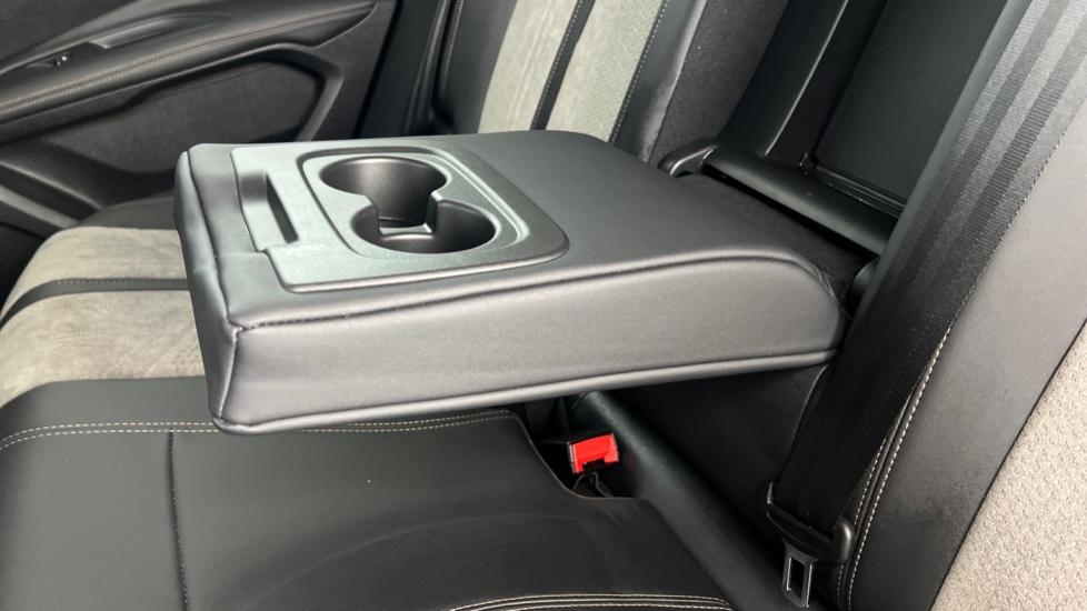 Rear Armrest/ Cup Holder