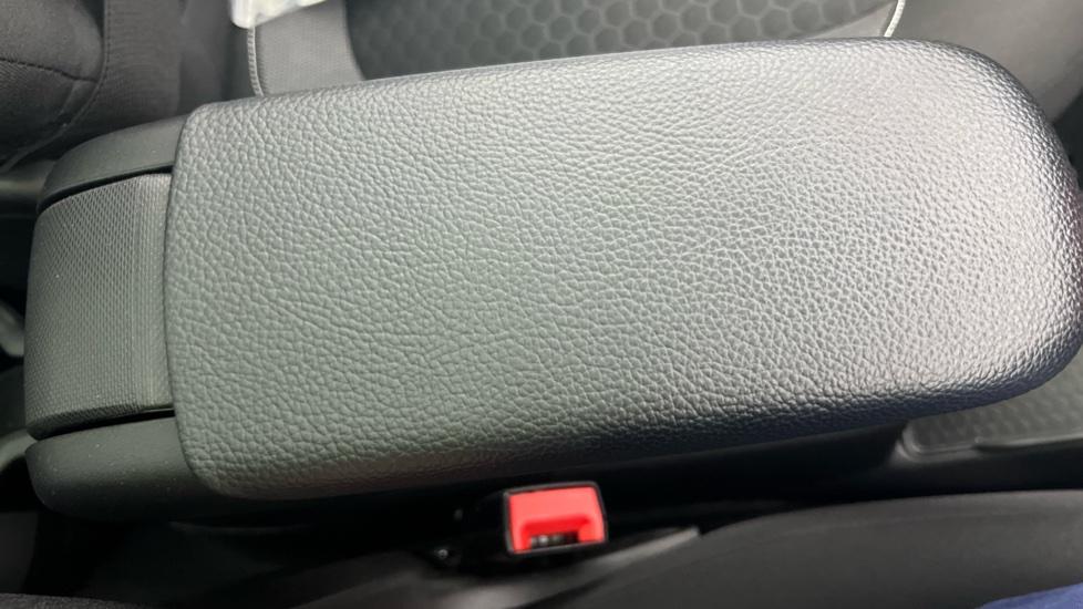 Rear Armrest/ Cup Holder