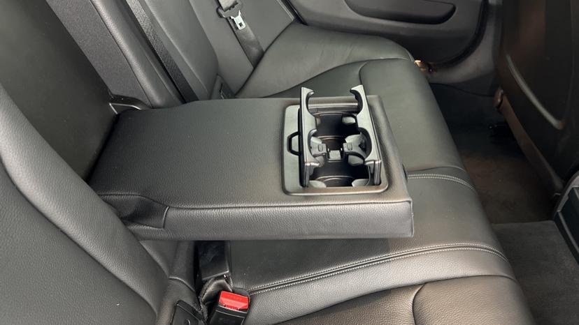 Rear Armrest/ Cup Holder