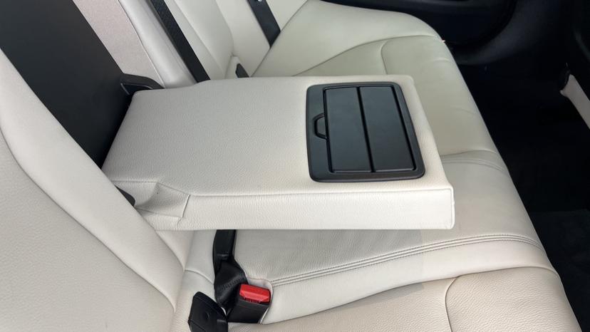 Rear Armrest/ Cup Holder