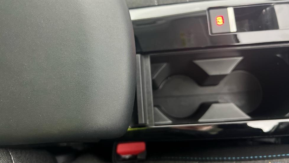 Rear Armrest/ Cup Holder