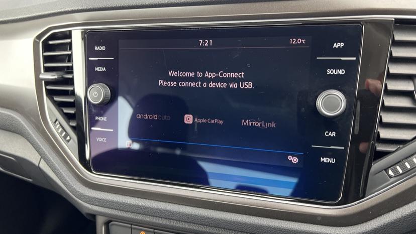 Apple CarPlay and Android Auto 