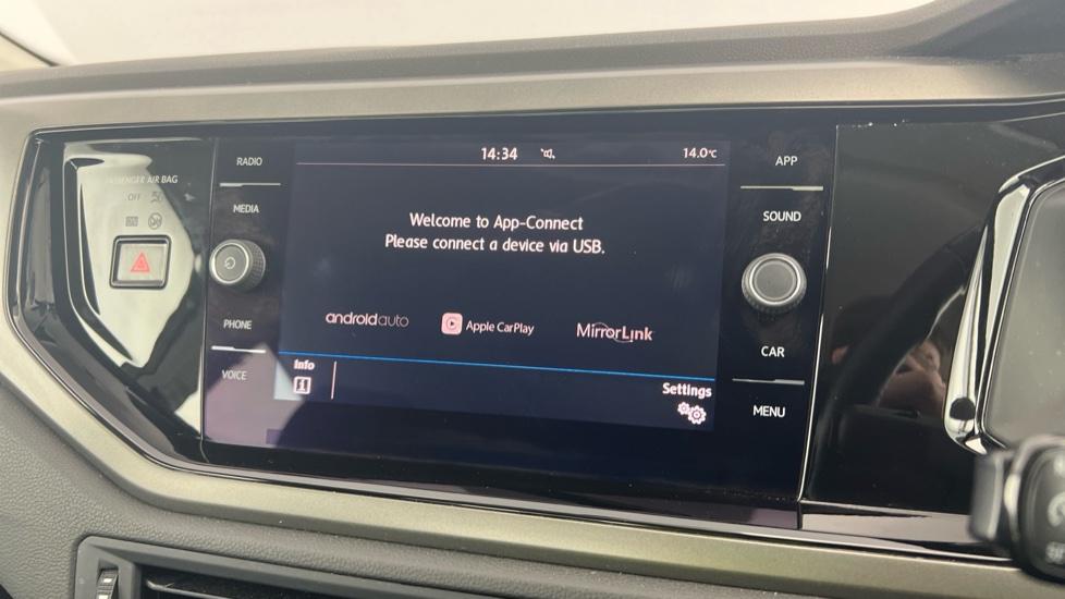 Apple CarPlay and Android Auto 