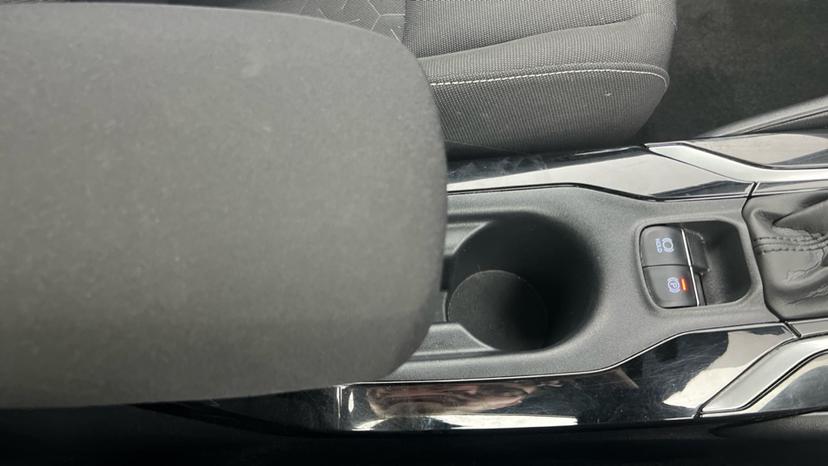 Rear Armrest/ Cup Holder