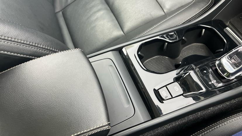 Rear Armrest/ Cup Holder