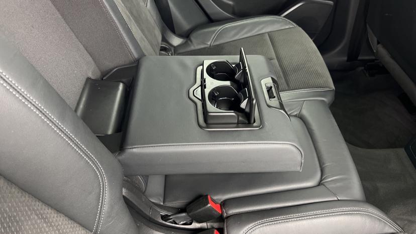 Rear Armrest/ Cup Holder