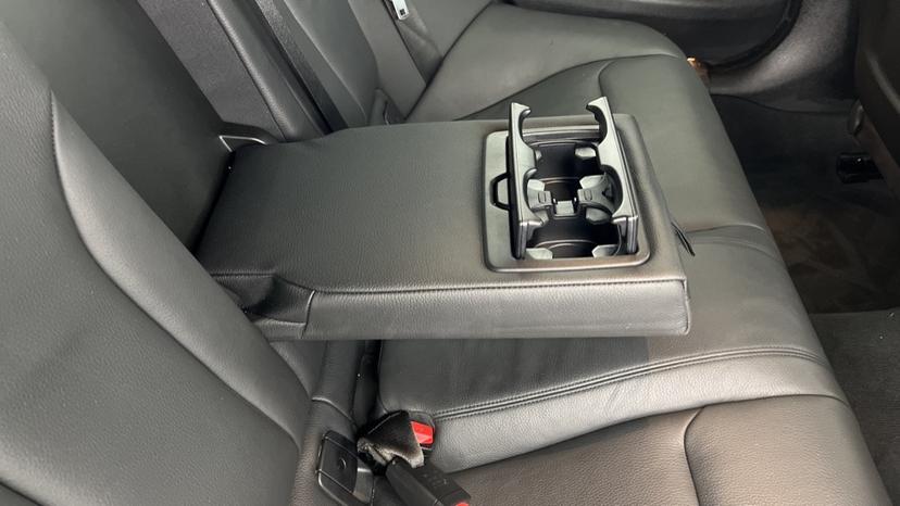 Rear Armrest/ Cup Holder