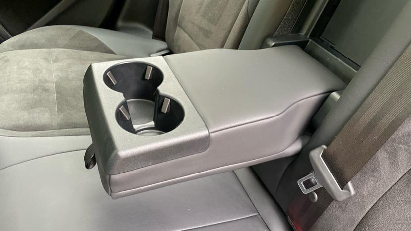 Rear Armrest/ Cup Holder