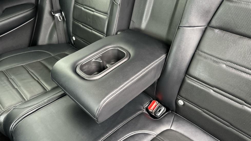 Rear Armrest/ Cup Holder