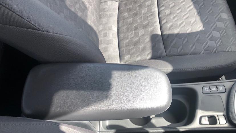 Rear Armrest/ Cup Holder