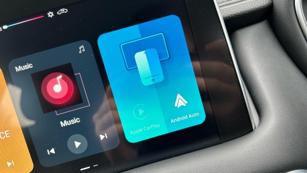 Apple Car Play & Android Auto