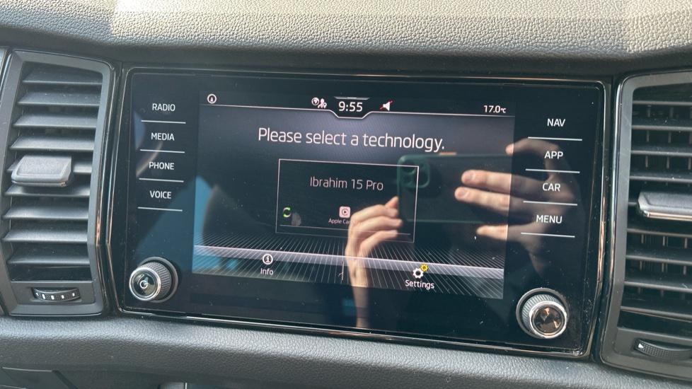 Apple Car Play & Android Auto