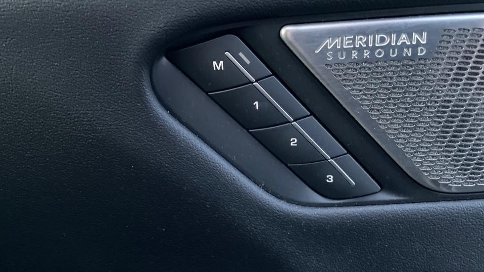 Drivers and Passengers Seat Memory 